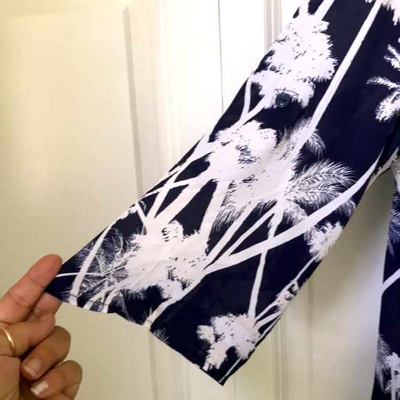 CHICO’S MIDNIGHT BLUE TROPICAL NIGHTS BLOUSE - Picture 5 of 7